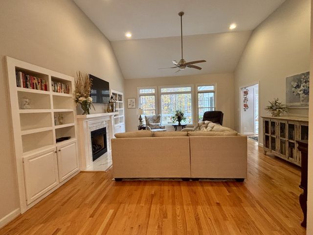 498 Dearman St, Smithville, TN 37166