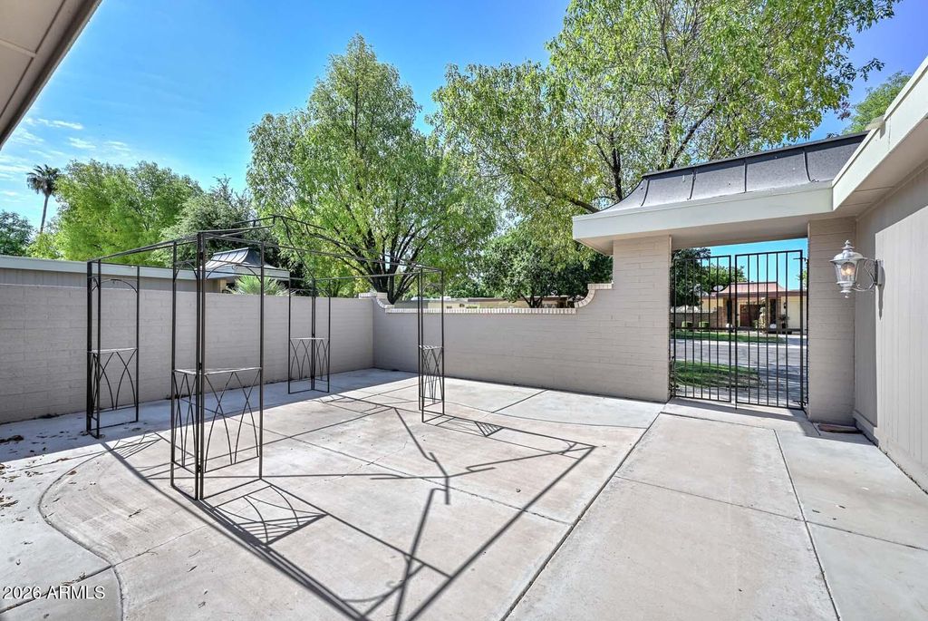 10314 W SPANISH MOSS Lane, Sun City, AZ 85373 — photo 2