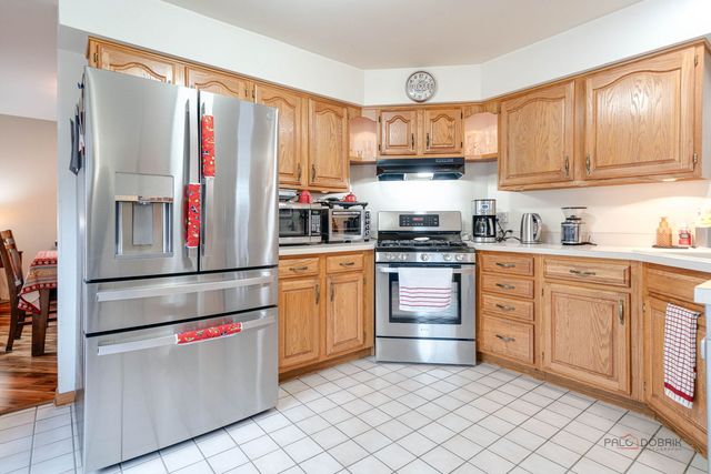 1315 Lily Court, Grayslake, IL 60030