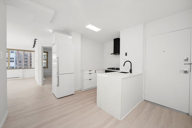 247 E Chestnut Street 2004, Chicago, IL 60611