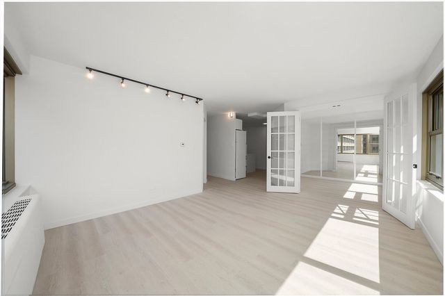 247 E Chestnut Street 2004, Chicago, IL 60611