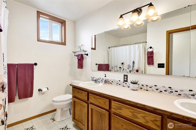 1048 Edgewater Lane, Lynden, WA 98264