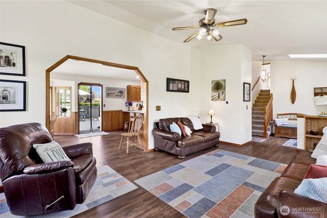 1048 Edgewater Lane, Lynden, WA 98264