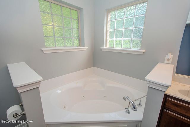 16420 Taunton Vale Rd, Louisville, KY 40245