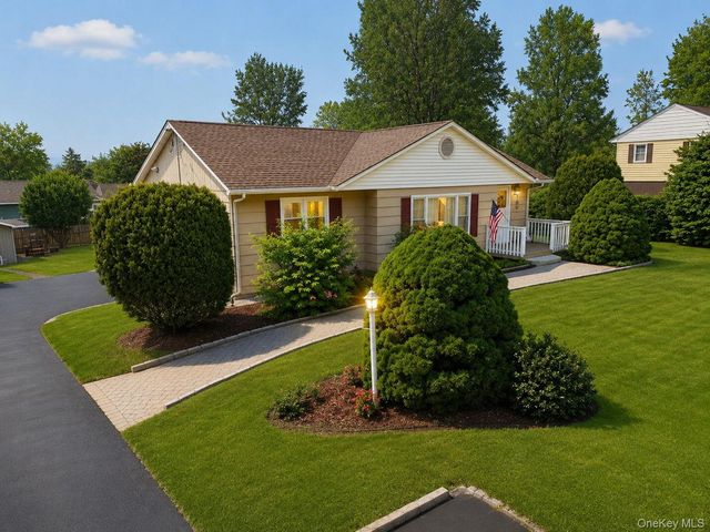 20 Cresthaven Drive, New Windsor, NY 12553