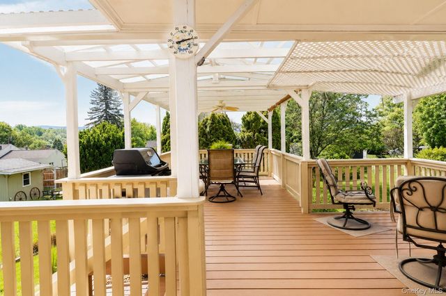 20 Cresthaven Drive, New Windsor, NY 12553