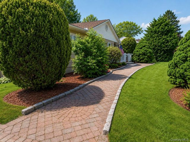 20 Cresthaven Drive, New Windsor, NY 12553