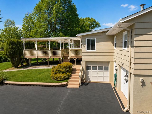 20 Cresthaven Drive, New Windsor, NY 12553