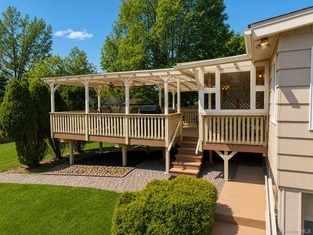 20 Cresthaven Drive, New Windsor, NY 12553
