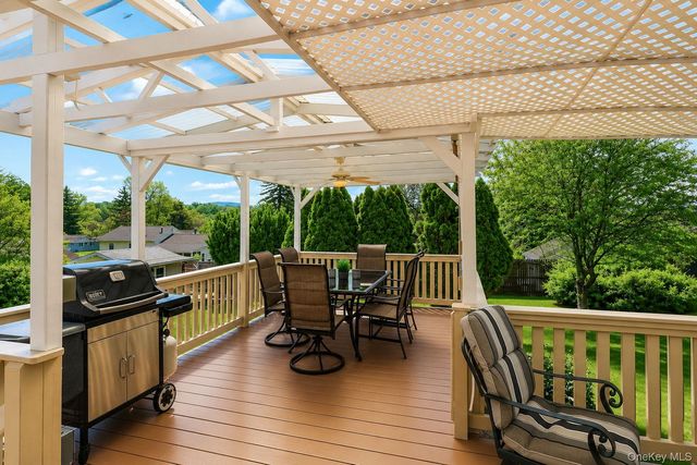 20 Cresthaven Drive, New Windsor, NY 12553