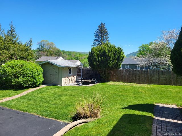 20 Cresthaven Drive, New Windsor, NY 12553