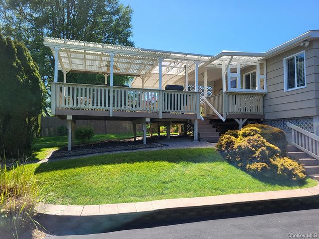 20 Cresthaven Drive, New Windsor, NY 12553
