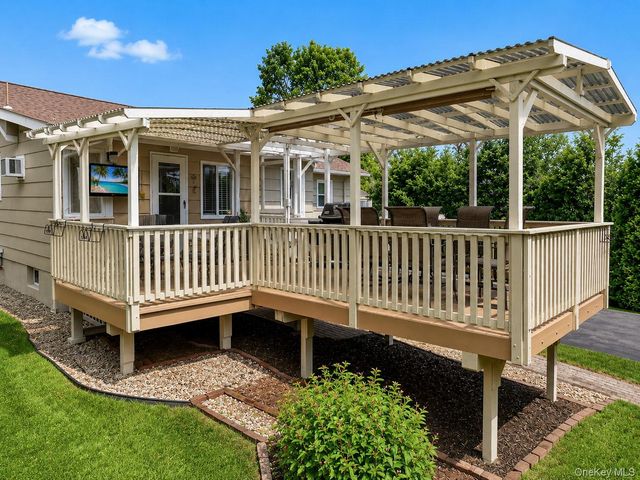 20 Cresthaven Drive, New Windsor, NY 12553