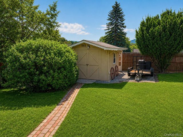 20 Cresthaven Drive, New Windsor, NY 12553