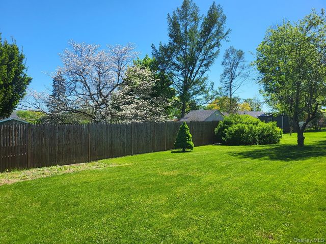 20 Cresthaven Drive, New Windsor, NY 12553