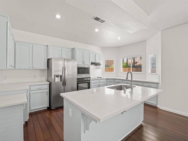 1897 Goshen Avenue, Clovis, CA 93611