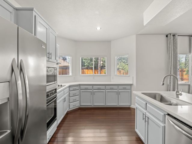 1897 Goshen Avenue, Clovis, CA 93611