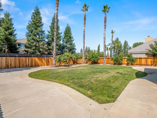 1897 Goshen Avenue, Clovis, CA 93611