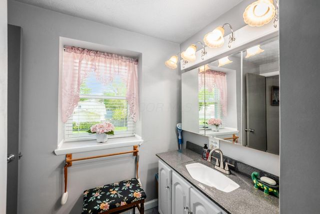 963 Hunt Valley Drive, Reynoldsburg, OH 43068