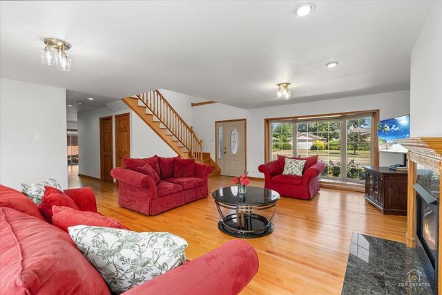 8000 W Lake Street, Niles, IL 60714