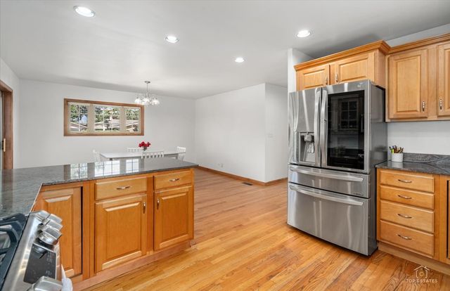 8000 W Lake Street, Niles, IL 60714