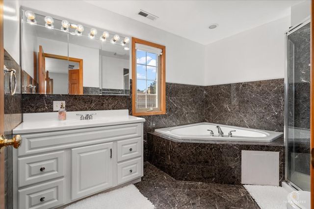 8000 W Lake Street, Niles, IL 60714