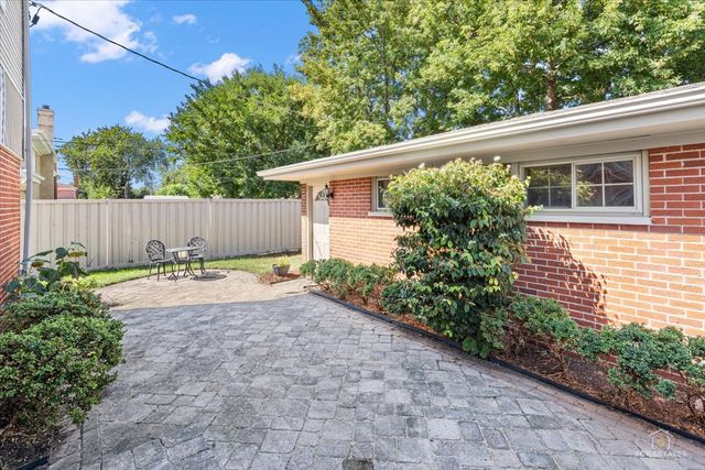8000 W Lake Street, Niles, IL 60714