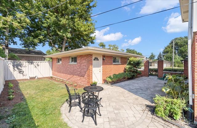 8000 W Lake Street, Niles, IL 60714