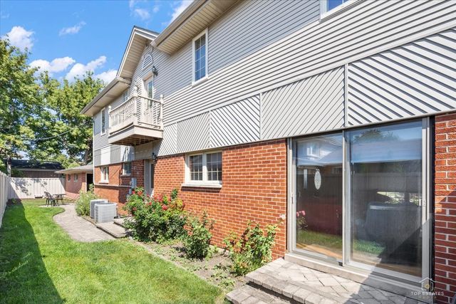 8000 W Lake Street, Niles, IL 60714