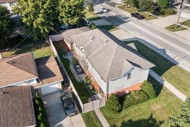 8000 W Lake Street, Niles, IL 60714