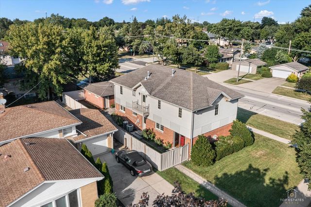 8000 W Lake Street, Niles, IL 60714