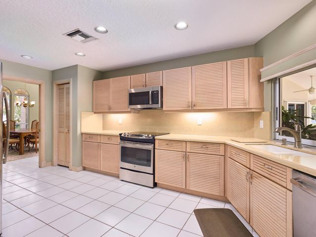 206 Thornton Court, Palm Beach Gardens, FL 33418