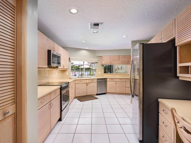 206 Thornton Court, Palm Beach Gardens, FL 33418