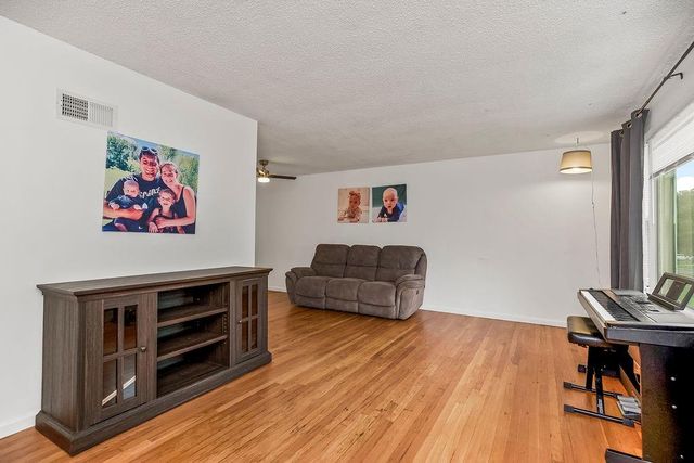 903 NE 67th Place, Gladstone, MO 64118