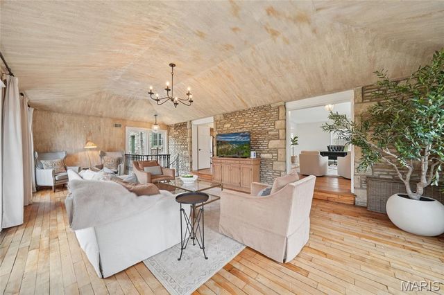 3 Countryside Lane, Frontenac, MO 63131