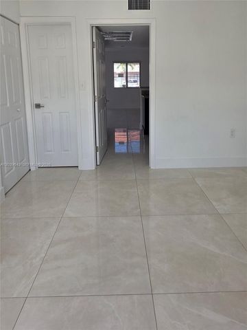 2154 W 60th Street 12111, Hialeah, FL 33016