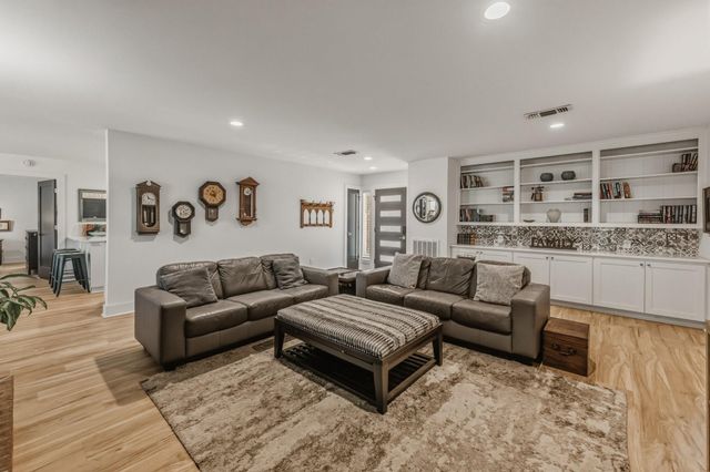 1905 Rollingwood Drive, Huntsville, TX 77340