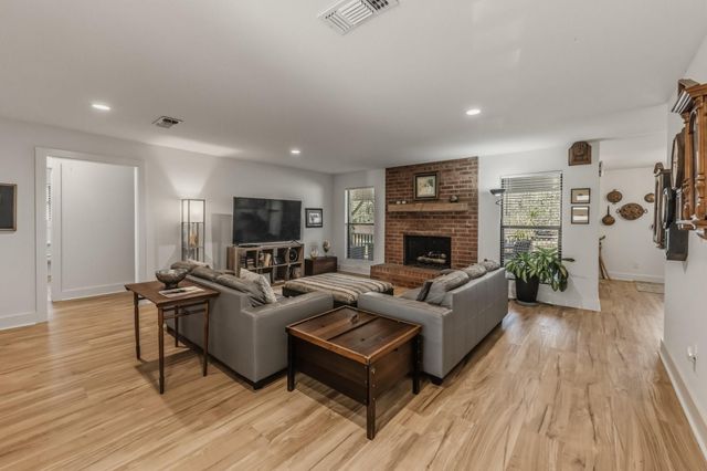 1905 Rollingwood Drive, Huntsville, TX 77340