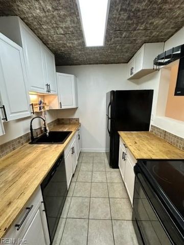 458 Falling LN, Virginia Beach, VA 23454