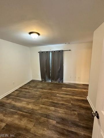 458 Falling LN, Virginia Beach, VA 23454