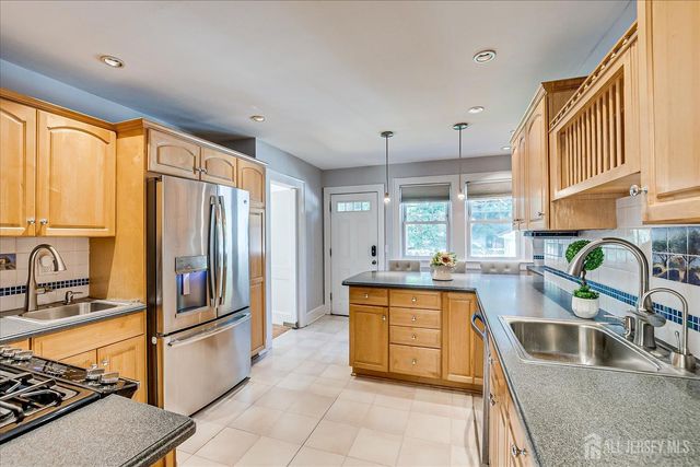 9 Lenox Street, Edison, NJ 08817