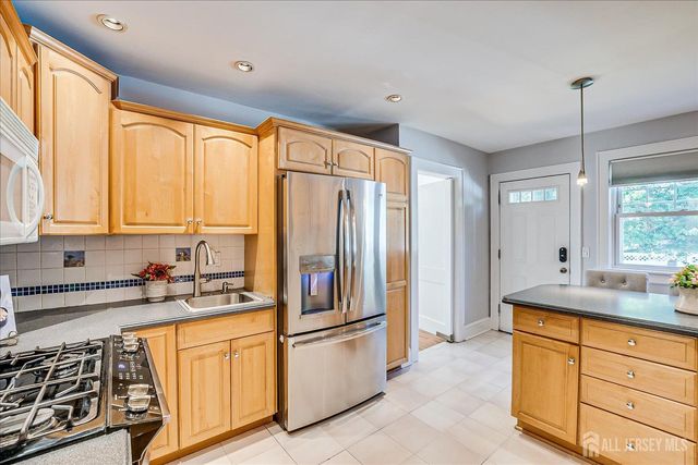 9 Lenox Street, Edison, NJ 08817