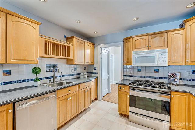 9 Lenox Street, Edison, NJ 08817