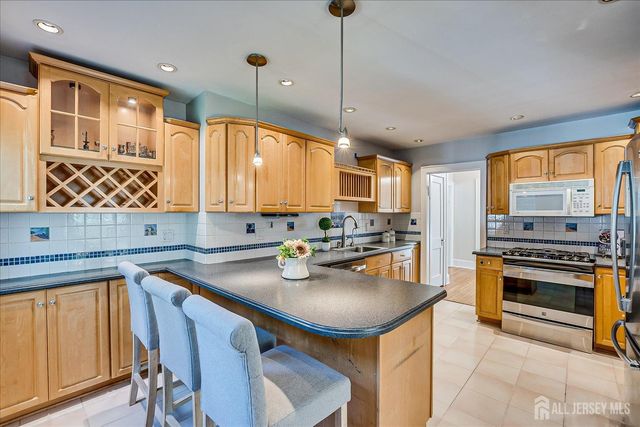 9 Lenox Street, Edison, NJ 08817