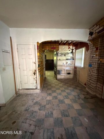 2471 Glenwood Avenue, Toledo, OH 43620