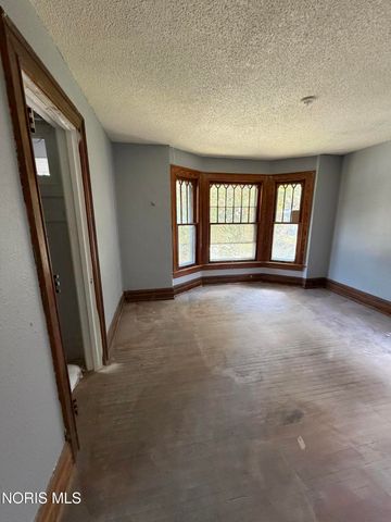 2471 Glenwood Avenue, Toledo, OH 43620