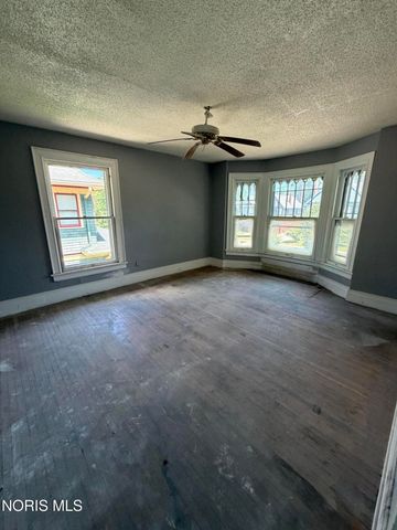 2471 Glenwood Avenue, Toledo, OH 43620