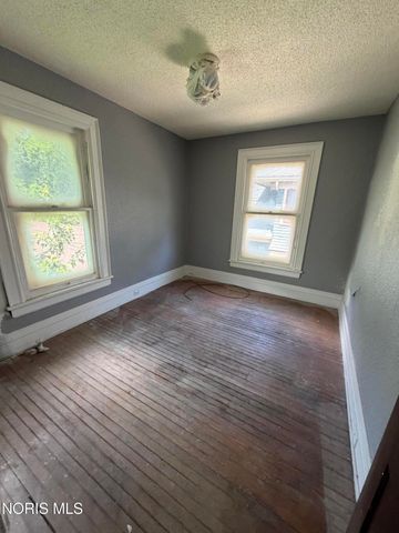 2471 Glenwood Avenue, Toledo, OH 43620