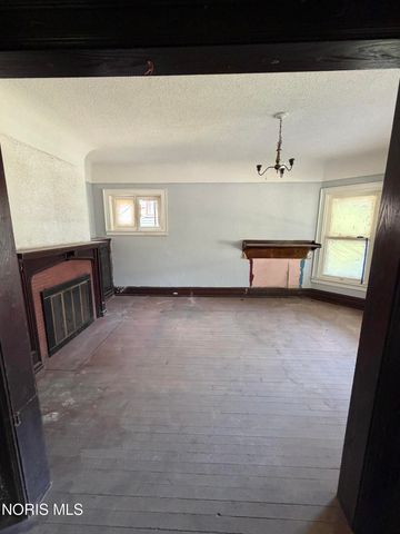 2471 Glenwood Avenue, Toledo, OH 43620