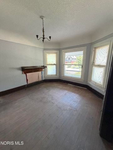 2471 Glenwood Avenue, Toledo, OH 43620
